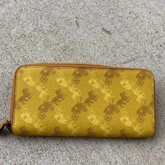 Authentic Coach Coated leather accordion wallet🌼 - Picture 2 of 6